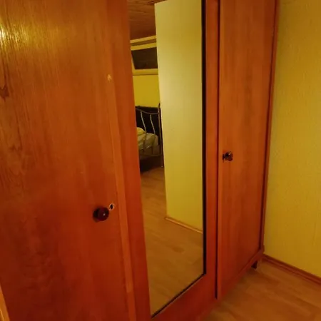 Apartamento Untergeschoss, 24 H Check-in,tv,internet,kueche, Bad, 2 Guest, Freeparking,im Keller, Vip Shuttle Service